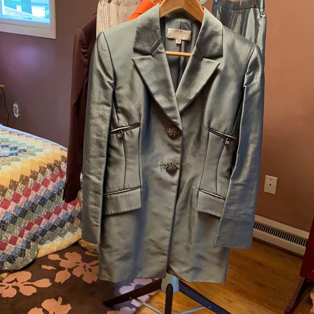 EUC. Badgley Mischka Suit